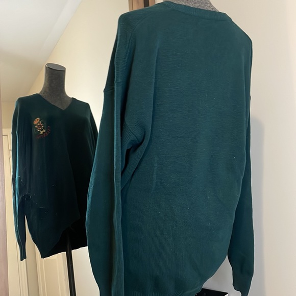 Valentino dark green sweater made in 🇮🇹 V neck with little flaws - Picture 4 of 9